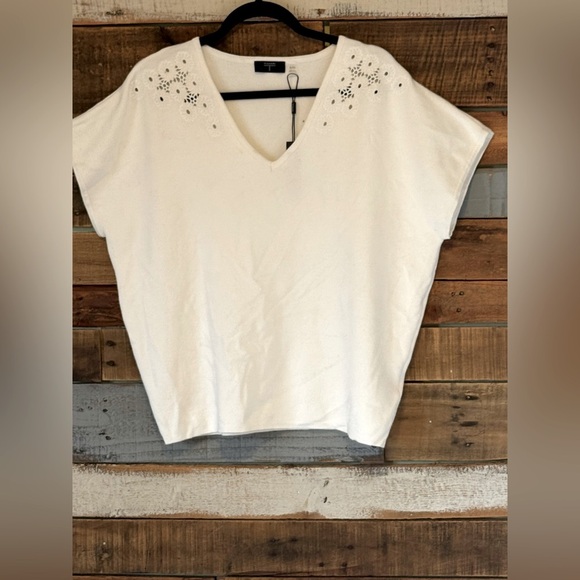 NWT T Tahari Embroidered Short Sleeve V Neck Sweater - Picture 2 of 4